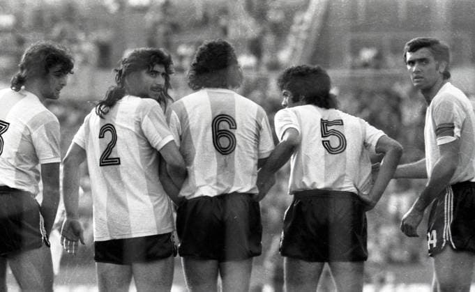 15.06.74 Polen - Argentinien Deutschland, Stuttgart, 15.06.1974, Fussball, WM 1974 in Deutschland, Polen - Argentinien (3:2): v.l. Mario Kempes, Ruben Ayala, Miguel Brindisi, Hugo Bargas, Roberto Perfumo (alle Argentinien). *** 15 06 74 Poland Argentina Germany, Stuttgart, 15 06 1974, Football, 1974 World Cup in Germany, Poland Argentina 3 2 f l Mario Kempes, Ruben Ayala, Miguel Brindisi, Hugo Bargas, Roberto Perfumo all Argentina