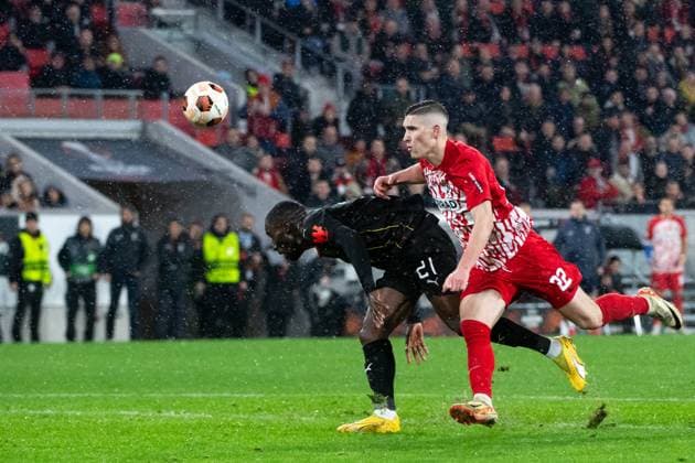 Roland Sallai SC Freiburg, 22 in duel with Massadio Haidara RC Lens, 21 , GER, SC Freiburg vs RC Lens, Football UEFA Europa League, Playoff Intermediate Round second leg, 2023 2024 season, 22 02 2024 GER, SC Freiburg vs RC Lens, Football UEFA Europa League, Playoff Intermediate Round second leg, 2023 2024 season, 22 02 2024 Freiburg Copyright: xEibner-Pressefoto Memmlerx EP_MMR
