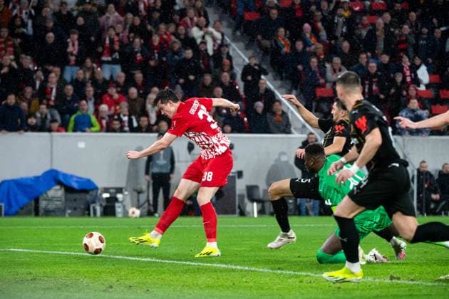 Michael Gregoritsch SC Freiburg, 38 scores the goal for 3 2 in a duel with Brice Samba RC Lens, 30 , GER, SC Freiburg vs RC Lens, Football UEFA Europa League, Playoff Intermediate Round second leg, 2023 2024 season, 22 02 2024 GER, SC Freiburg vs RC Lens, Football UEFA Europa League, Playoff Intermediate Round second leg, 2023 2024 season, 22 02 2024 Freiburg Copyright: xEibner-Pressefoto Memmlerx EP_MMR
