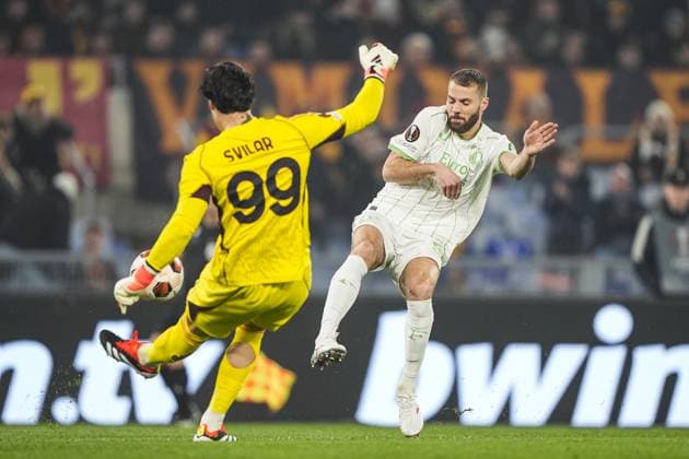 UEFA Europa League: AS Roma v Feyenoord Rome - AS Roma goalkeeper Mile Svilar, Bart Nieuwkoop of Feyenoord during the 2nd leg of the UEFA Europa League Knockout Round Play-offs between AS Roma v Feyenoord at Stadio Olympico on 22 February 2024 in Rome, Italia. Copyright: xTomxBodex