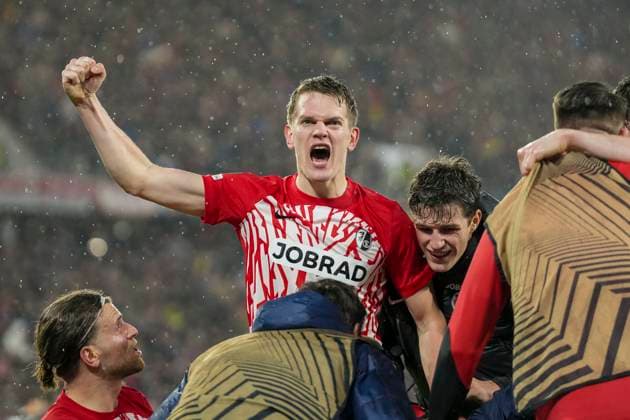 Bilder des Jahres 2024, Sport 02 Feburar Sport Themen der Woche KW08 Sport Bilder des Tages Torjubel SC Freiburg beim 2:2 durch Roland Sallai (SC Freiburg, 22) , Fussball, UEFA Europa League, Play-off 2. Spiel, 2023 2024, SC Freiburg vs. RC Lens, 22.02.2024, Europa-Park Stadion , Freiburg im Breisgau, Deutschland Freiburg im Breisgau Europa-Park Stadion Baden-Wuerttemberg Deutschland *** Goal celebration SC Freiburg at 2 2 by Roland Sallai SC Freiburg, 22 , Soccer, UEFA Europa League, Play off 2 match, 2023 2024, SC Freiburg vs RC Lens, 22 02 2024, Europa Park Stadion , Freiburg im Breisgau, Germany Freiburg im Breisgau Europa Park Stadion Baden Wuerttemberg Germany Copyright: xArnexAmbergx