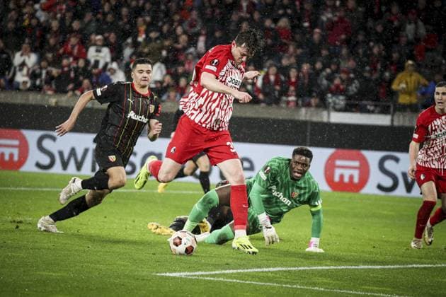 Sport Bilder des Tages SAMBA BRICE 30 ET MICHAEL GREGORITSCH 38 BUT FOOTBALL : UEFA Europa League. SC Freibourg - RC Lens -22 02 2024 ElyxandroCegarra Panoramic 