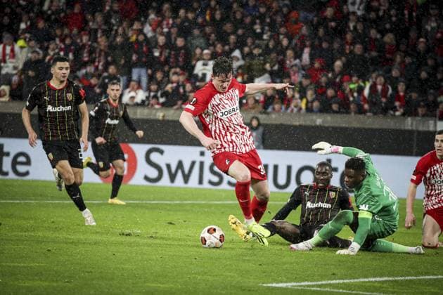 SAMBA BRICE 30 ET MICHAEL GREGORITSCH 38 BUT FOOTBALL : UEFA Europa League. SC Freibourg - RC Lens -22 02 2024 ElyxandroCegarra Panoramic 
