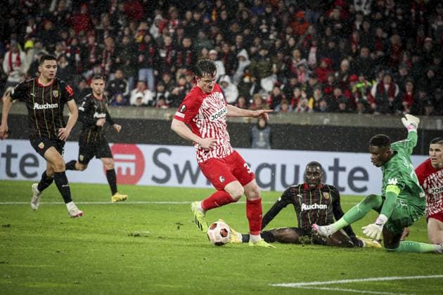 SAMBA BRICE 30 ET MICHAEL GREGORITSCH 38 BUT FOOTBALL : UEFA Europa League. SC Freibourg - RC Lens -22 02 2024 ElyxandroCegarra Panoramic 