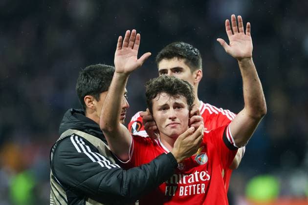 Toulouse Stadium de Toulouse, 22 02 2024 UEFA Europa League Play off Toulouse FC S L Benfica v l , Tiago Gouveia, Joao Neves S L Benfica cries, Antonio Silva S L Benfica , thanks the fans, thanks team after the match, after the match thanks the fans, applauds the fans Copyright: JoaquimxFerreira