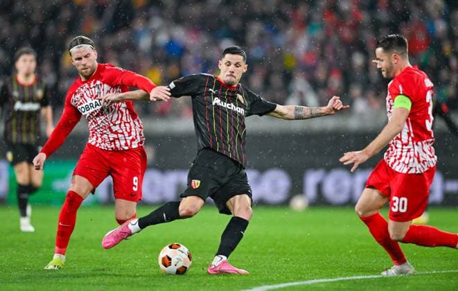 Germany, Freiburg, 22 02 2024, Europa Park Stadion, SC Freiburg vs RC Lens UEFA Europa League, Lucas Hoeler SC Freiburg , Florian Sotoca RC Lens and Christian Guenter SC Freiburg battle for the ball Freiburg Europa Park Stadion Baden Wuerttemberg Germany eu-images-738