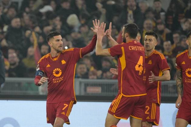 Sport Bilder des Tages Lorenzo Pellegrini (AS Roma); celebrates after scoring the goal 1-1 during the UEFA Europa League 2023-2024 football match between AS Roma and Feyenoord at the Olympic Stadium in Rome on February 22, 2024.  Copyright: xFabrizioxCorradetti IPAxSportx x xx IPA_43659607 IPA_Agency_IPA43659607