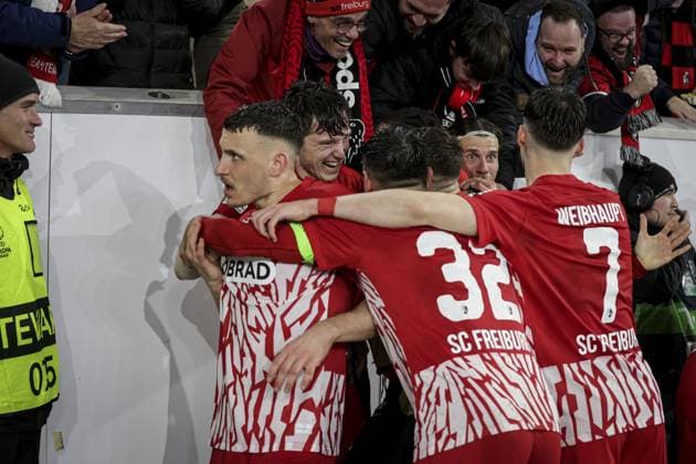 Joie des joueurs de l equipe SC Fribourg apres le but de MICHAEL GREGORITSCH 38 FOOTBALL : UEFA Europa League. SC Freibourg - RC Lens -22 02 2024 ElyxandroCegarra Panoramic 