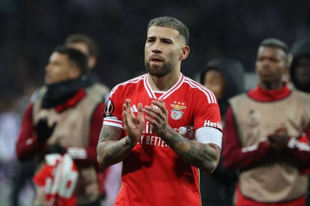 Toulouse Stadium de Toulouse, 22 02 2024 UEFA Europa League Play off Toulouse FC S L Benfica v l , Nicolas Otamendi S L Benfica thanks the fans, thanks, thanks team after the match, after the match thanks the fans, applauds the fans Copyright: JoaquimxFerreira