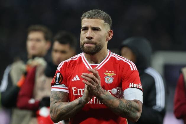 Toulouse Stadium de Toulouse, 22 02 2024 UEFA Europa League Play off Toulouse FC S L Benfica v l , Nicolas Otamendi S L Benfica thanks the fans, thanks, thanks team after the match, after the match thanks the fans, applauds the fans Copyright: JoaquimxFerreira