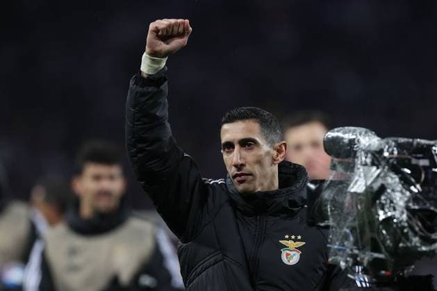 Toulouse Stadium de Toulouse, 22 02 2024 UEFA Europa League Play off Toulouse FC S L Benfica v l , Angel di Maria S L Benfica , thanks the fans, thanks the team after the match, after the match thanks the fans, applauds the fans Copyright: JoaquimxFerreira