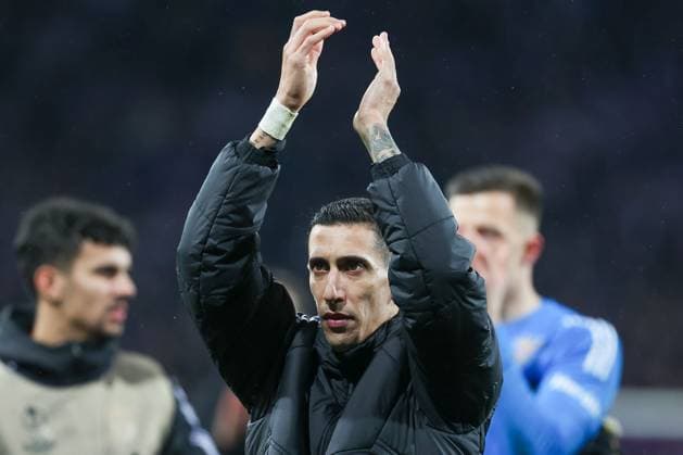 Toulouse Stadium de Toulouse, 22 02 2024 UEFA Europa League Play off Toulouse FC S L Benfica v l , Angel di Maria S L Benfica , thanks the fans, thanks the team after the match, after the match thanks the fans, applauds the fans Copyright: JoaquimxFerreira