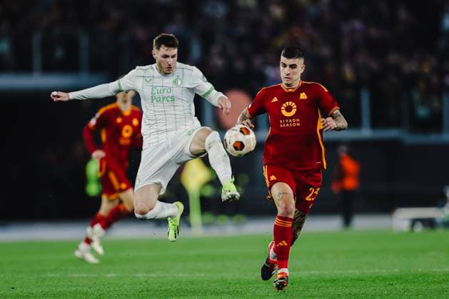 UEFA Europa League As Roma vs Feyenoord Rotterdam Feyenoord s Mexican forward Santiago Gimenez challenges for the ball with Roma™s Italian defender Gianluca Mancini during the UEFA Europa League match Knockout Round Play-offs Second Leg As Roma vs Feyenoord Rotterdam at Olimpico Stadium on February 22, 2023, in Rome. ABPH7928_1 Copyright: xAntonioxBalascox