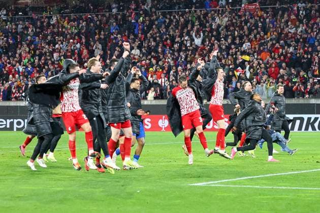 SC Freiburg after the match with the fans , Football, UEFA Europa League, Play off 2 match, 2023 2024, SC Freiburg vs RC Lens, 22 02 2024, Europa Park Stadion , Freiburg im Breisgau, Germany Freiburg im Breisgau Europa Park Stadion Baden Wuerttemberg Germany Copyright: xGrantxHubbsx