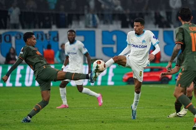 Azzedine Ounahi (Olympique de Marseille) - Eguinaldo (Chakhtar Donetsk) FOOTBALL : Olympique de Marseille vs Chakhtar Donetsk - 16e de finale retour d Europa League - Marseille - 22 02 2024 NorbertScanella Panoramic 
