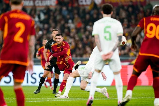AS Roma v Feyenoord Rotterdam - UEFA Europa League Lorenzo Pellegrini of AS Roma scores first goal during the UEFA Europa Play-Off 2leg match between AS Roma and Feyenoord Rotterdam at Stadio Olimpico on Febraury 22, 2024 in Rome, Italy. Rome Stadio Olimpico Rome Italy Copyright: xGiuseppexMaffiax UEL_Roma-Feyenoord_GM_220224_LIA7753