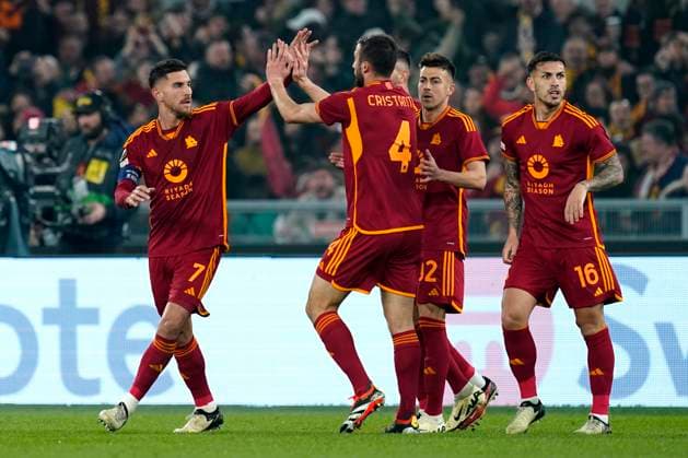 Lorenzo Pellegrini of AS Roma celebrates with team mates after scoring during the UEFA Europa League match between AS Roma and Feyenoord at Stadio Olimpico Rome Italy on 22 February 2024. Rome Stadio Olimpico Rome Italy Copyright: xPhotoxSportxPicsx SP24-861-037