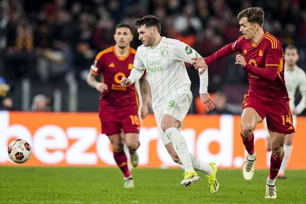 UEFA Europa League: AS Roma v Feyenoord Rome - Santiago Gimenez of Feyenoord, Diego Llorente of AS Roma during the 2nd leg of the UEFA Europa League Knockout Round Play-offs between AS Roma v Feyenoord at Stadio Olympico on 22 February 2024 in Rome, Italia. Copyright: xTomxBodex