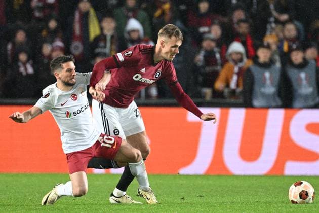 L-R Dries Mertens (Galatasaray) and Asger Sorensen (Sparta) in action during the Europa League 2nd round return leg match AC Sparta Prague vs Galatasaray Istanbul, Prague, February 22, 2024. (CTKxPhoto MichalxKamaryt) CTKPhotoP2024022209733  CTKPhotoP2024022209733