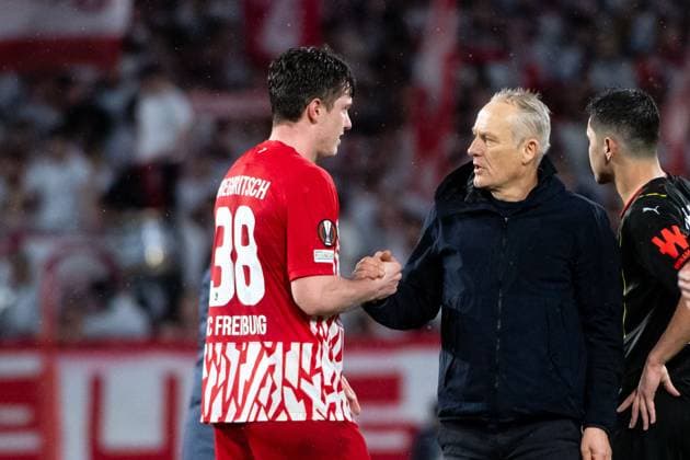 Michael Gregoritsch SC Freiburg, 38 , Christian Streich SC Freiburg, Coaches celebrate victory, GER, SC Freiburg vs RC Lens, Football UEFA Europa League, Playoff Intermediate Round second leg, 2023 2024 season, 22 02 2024 GER, SC Freiburg vs RC Lens, Football UEFA Europa League, Playoff Intermediate Round second leg, 2023 2024 season, 22 02 2024 Freiburg Copyright: xEibner-Pressefoto Memmlerx EP_MMR