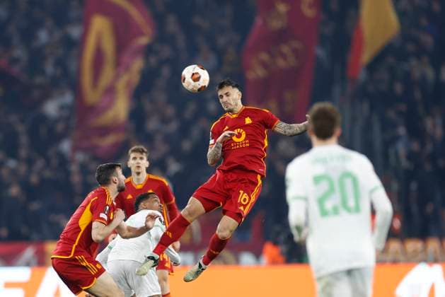 Leandro Paredes (AS Roma) controls the ball, UEFA Europa League 2023 24 - Knockout Round Play-offs Second Leg, AS Roma vs Feyenoord, Olimpico Stadium, February 22, 2024, Rome, Italy.