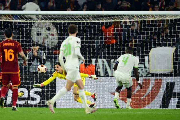 ROME - (l-r) AS Roma goalkeeper Mile Svilar, Lutsharel Geertruida of Feyenoord during the UEFA Europa League play-off match between AS Roma and Feyenoord at Stadio Olimpico on February 22, 2024 in Rome, Italy. ANP OLAF KRAAK UEFA Europa League - Play-offs second leg 2023 2024 xVIxANPxSportx xxANPxIVx 491805670 originalFilename: 491805670.jpg