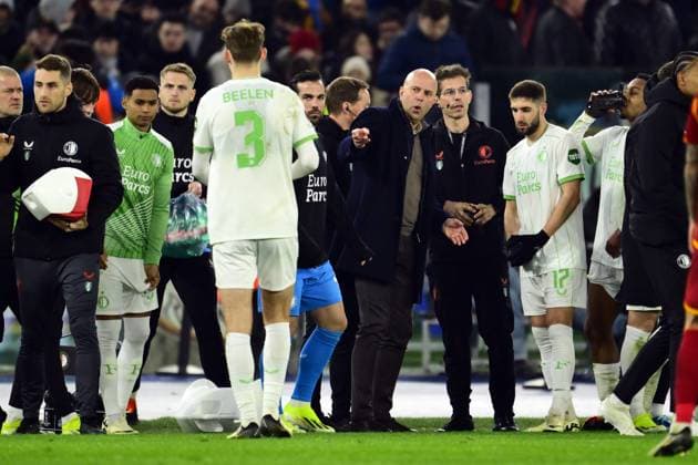 ROME - Feyenoord coach Arne Slot, Luka Ivanusec of Feyenoord during the UEFA Europa League play-off match between AS Roma and Feyenoord at Stadio Olimpico on February 22, 2024 in Rome, Italy. ANP OLAF KRAAK UEFA Europa League - Play-offs second leg 2023 2024 xVIxANPxSportx xxANPxIVx 491806510 originalFilename: 491806510.jpg
