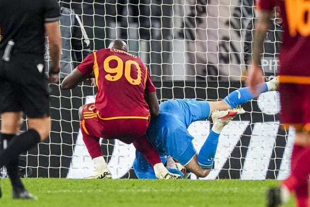 UEFA Europa League: AS Roma v Feyenoord Rome - Romelu Lukaku of AS Roma, Feyenoord keeper Timon Wellenreuther during the 2nd leg of the UEFA Europa League Knockout Round Play-offs between AS Roma v Feyenoord at Stadio Olympico on 22 February 2024 in Rome, Italia. Copyright: xTomxBodex