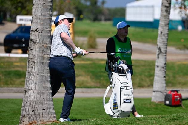 VALLARTA, - FEBRUARY 22: Robert McIntyre (SCO) chips up tight after pinning his body against a tree during Rd1 of the Mexico Open at Vidanta on February 22, 2024 in Puerto Vallarta, Mexico. (Photo by Ken Murray Icon Sportswire) GOLF: FEB 22 PGA, Golf Herren Mexico Open at Vidanta EDITORIAL USE ONLY Icon2402220281