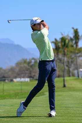 VALLARTA, - FEBRUARY 22: Omar Morales(a) (MEX) watches his tee shot on 17 during Rd1 of the Mexico Open at Vidanta on February 22, 2024 in Puerto Vallarta, Mexico. (Photo by Ken Murray Icon Sportswire) GOLF: FEB 22 PGA, Golf Herren Mexico Open at Vidanta EDITORIAL USE ONLY Icon2402220351