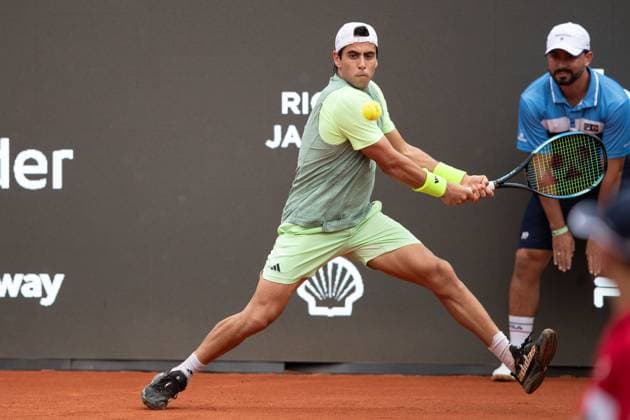 (240223) -- RIO DE JANEIRO, Feb. 23, 2024 -- Jaume Antoni Munar Clar of Spain hits a return during the round 16 match against Thiago Seyboth Wild of Brazil at the 2024 ATP500 Rio Open at Jockey Club Brasileiro in Rio de Janeiro, Brazil, Feb. 22, 2024. ) (SP)BRAZIL-RIO DE JANEIRO-TENNIS-ATP500-RIO OPEN WangxTiancong 
