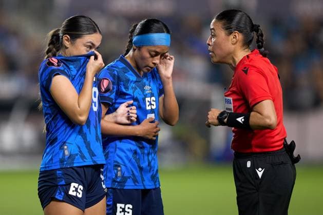 RECORD DATE NOT STATED Concacaf W Gold Cup 2024 Canada vs El Salvador Makenna Dominguez, Andrea Amaya of El Salvador and Referee Melissa Borjas of Honduras during the Group stage, Group C match between Canada and El Salvador as part of the Concacaf Womens Gold Cup 2024, at Shell Energy Stadium on February 22, 2024 in Houston, Texas, United States. HOUSTON TEXAS UNITED STATES  Copyright: xGustavoxValdezx 20240222204319_CWGC_24_GC_CAN_ESA_DOMINGUEZ102