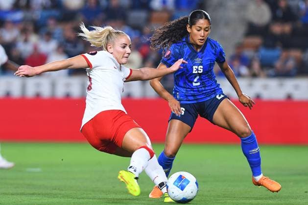 RECORD DATE NOT STATED Concacaf W Gold Cup 2024 Canada vs El Salvador Adriana Leon (L) of Canada fights for the ball with Juana Plata (R) of El Salvador during the Group stage, Group C match between Canada and El Salvador as part of the Concacaf Womens Gold Cup 2024, at Shell Energy Stadium on February 22, 2024 in Houston, Texas, United States. HOUSTON TEXAS UNITED STATES  Copyright: xJONATHANxDUENASx 20240222204729_CWGC_24_GC_CAN_ESA_LEON108
