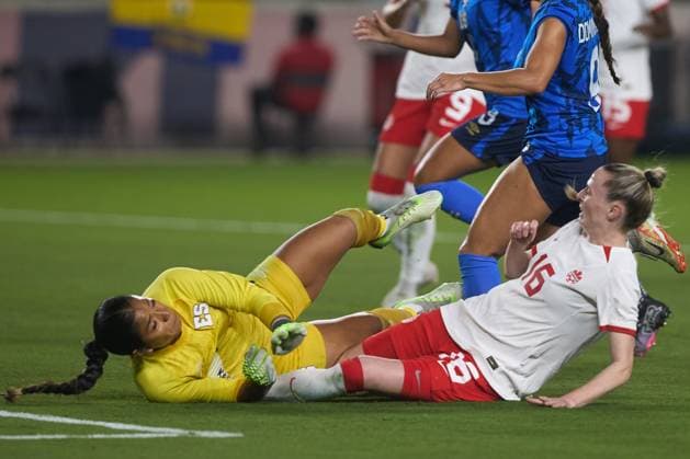 RECORD DATE NOT STATED Concacaf W Gold Cup 2024 Canada vs El Salvador Idalia Serrano (L) of El Salvador and Gabby Carle (R) of Canada during the Group stage, Group C match between Canada and El Salvador as part of the Concacaf Womens Gold Cup 2024, at Shell Energy Stadium on February 22, 2024 in Houston, Texas, United States. HOUSTON TEXAS UNITED STATES  Copyright: xGustavoxValdezx 20240222203005_CWGC_24_GC_CAN_ESA_CARLE59