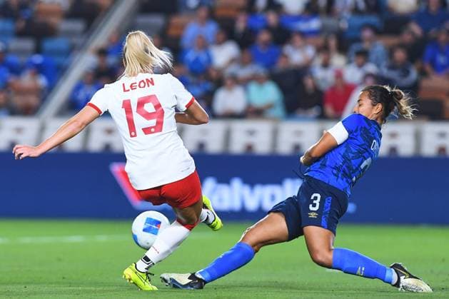 RECORD DATE NOT STATED Concacaf W Gold Cup 2024 Canada vs El Salvador Adriana Leon (L) of Canada fights for the ball with Priscila Ortiz (R) of El Salvador during the Group stage, Group C match between Canada and El Salvador as part of the Concacaf Womens Gold Cup 2024, at Shell Energy Stadium on February 22, 2024 in Houston, Texas, United States. HOUSTON TEXAS UNITED STATES  Copyright: xJONATHANxDUENASx 20240222204733_CWGC_24_GC_CAN_ESA_LEON112