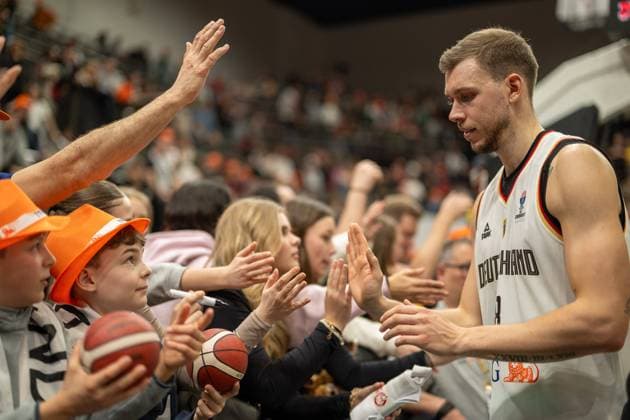 Jubel bei der deutschen Mannschaft, Jan-Niklas Wimberg (Deutschland, 08) GER, Deutschland vs. Montenegro, Länderspiel, A-Herren Nationalmannschaft, Basketball, DBB, Qualifikation, FIBA EuroBaskets 2025, 22.02.2024, GER, Deutschland vs. Montenegro, Länderspiel, A-Herren Nationalmannschaft, Basketball, DBB, Qualifikation, FIBA EuroBaskets 2025, 22.02.2024 Ludwigsburg Copyright: xEibner-Pressefoto SaschaxWaltherx EP_EER
