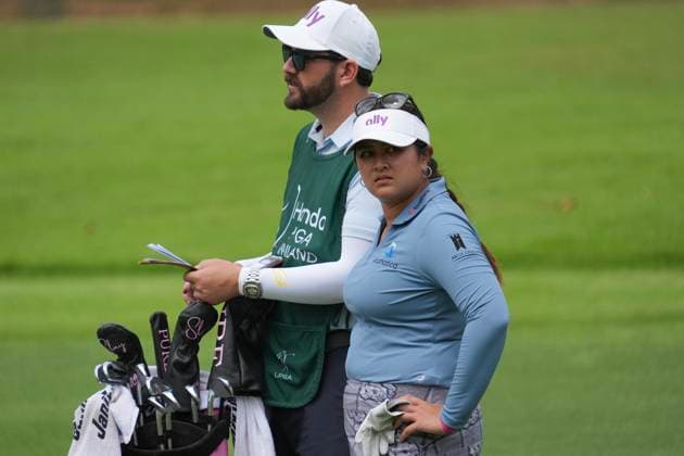 Honda LPGA, Golf Damen Thailand 2024 Round 2 Lilia Vu from the USA is looking on with her caddy during the second round of the Honda LPGA Thailand 2024 at Siam Country Club Old Course in Chonburi, Thailand, on February 23, 2024. Chonburi Thailand  Copyright: xVachiraxVachirax originalFilename:kalong-notitle240223_np87v.jpg