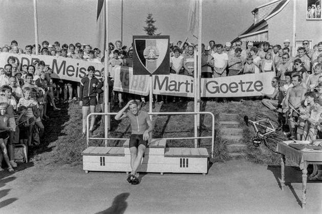 Radsport Radrennen Sieger Strasse DDR Radsport Frohburg Sachsen Bezirk Leipzig DDR 24.07.1988 DDR Meisterschaften Radrennen Strasse Einzel Sieger Martin Götze TSV Gröditz Siegerehrung Berlin DDR *** Cycling Cycling Race Winner Road GDR Cycling Frohburg Saxony District Leipzig GDR 24 07 1988 GDR Championships Cycling Race Road Single Winner Martin Götze TSV Gröditz Award Ceremony Berlin GDR