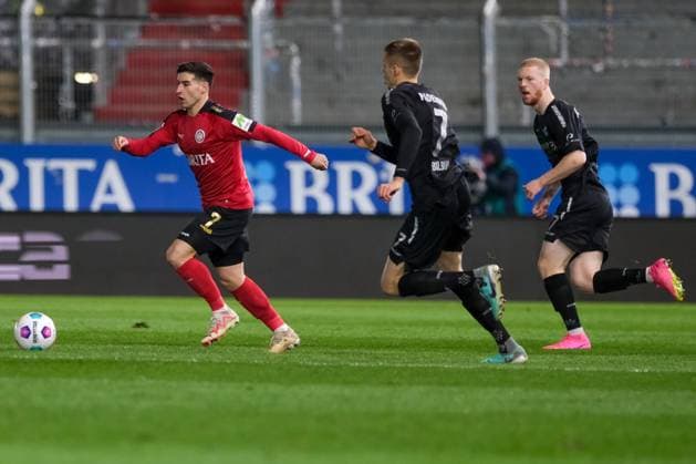 Robin Heußer SV Wehen Wiesbaden, 7 , Filip Bilbija SC Paderborn 07, 07 , GER, SV Wehen Wiesbaden vs SC Paderborn 07, Football, 2 Bundesliga, Matchday 23, Season 2023 2024, 23 02 2024 DFL REGULATIONS PROHIBIT ANY USE OF PHOTOGRAPHS AS IMAGE SEQUENCES AND OR QUASI VIDEO GER, SV Wehen Wiesbaden vs SC Paderborn 07, Football, 2 Bundesliga, Matchday 23, Season 2023 2024, 23 02 2024 Wiesbaden Copyright: xEibner-Pressefoto FlorianxWieganx EP_FWD