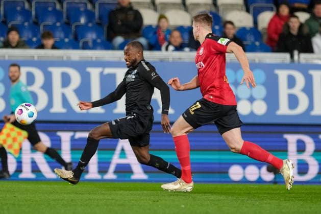 Marco Schuster SC Paderborn 07, 06 in duel with Florian Carstens SV Wehen Wiesbaden, 17 , GER, SV Wehen Wiesbaden vs SC Paderborn 07, Soccer, 2 Bundesliga, Matchday 23, Season 2023 2024, 23 02 2024 DFL REGULATES PROHIBIT ANY USE OF PHOTOGRAPHS AS IMAGE SEQUENCES AND OR QUASI VIDEO GER, SV Wehen Wiesbaden vs SC Paderborn 07, Football, 2 Bundesliga, Matchday 23, Season 2023 2024, 23 02 2024 Wiesbaden Copyright: xEibner-Pressefoto FlorianxWieganx EP_FWD