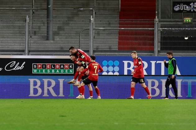 23 02 2024, xavx, Fußball 2 Bundesliga, SV Wehen Wiesbaden SC Paderborn 07 emspor, v l Franko Kovacevic SV Wehen Wiesbaden celebrate the goal, Der Torjubel zum 1 0 DFL DFB REGULATIONS PROHIBIT ANY USE OF PHOTOGRAPHS as IMAGE SEQUENCES and or QUASI VIDEO Wiesbaden