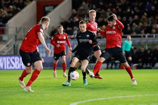 23 02 2024, xavx, Soccer 2 Bundesliga, SV Wehen Wiesbaden SC Paderborn 07 emspor, v l Filip Bilbija SC Paderborn 07 , Sascha Mockenhaupt SV Wehen Wiesbaden , Florian Carstens SV Wehen Wiesbaden , Bjarke Jacobsen SV Wehen Wiesbaden DFL DFB REGULATIONS PROHIBIT ANY USE OF PHOTOGRAPHS as IMAGE SEQUENCES and or QUASI VIDEO Wiesbaden