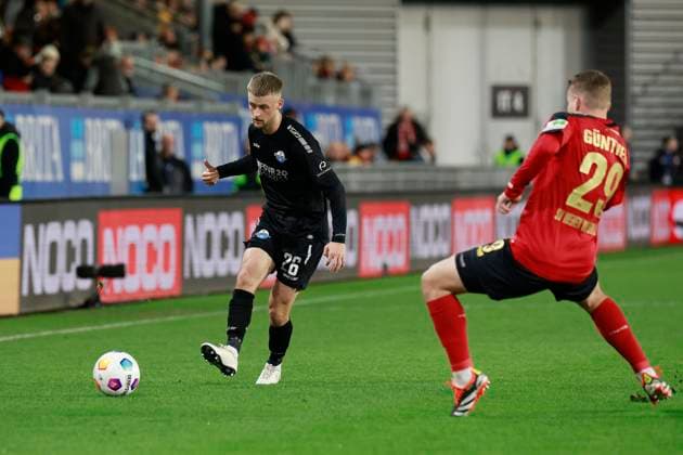 23 02 2024, xavx, Soccer 2 Bundesliga, SV Wehen Wiesbaden SC Paderborn 07 emspor, v l Sebastian Klaas SC Paderborn 07 , Lasse Günther SV Wehen Wiesbaden DFL DFB REGULATIONS PROHIBIT ANY USE OF PHOTOGRAPHS as IMAGE SEQUENCES and or QUASI VIDEO Wiesbaden