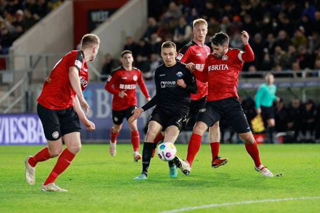 23 02 2024, xavx, Soccer 2 Bundesliga, SV Wehen Wiesbaden SC Paderborn 07 emspor, v l Filip Bilbija SC Paderborn 07 , Sascha Mockenhaupt SV Wehen Wiesbaden , Florian Carstens SV Wehen Wiesbaden , Bjarke Jacobsen SV Wehen Wiesbaden DFL DFB REGULATIONS PROHIBIT ANY USE OF PHOTOGRAPHS as IMAGE SEQUENCES and or QUASI VIDEO Wiesbaden
