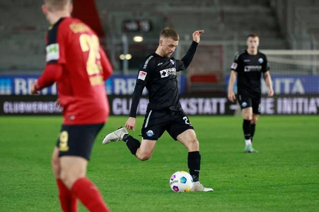 23 02 2024, xavx, Soccer 2 Bundesliga, SV Wehen Wiesbaden SC Paderborn 07 emspor, v l Sebastian Klaas SC Paderborn 07 DFL DFB REGULATIONS PROHIBIT ANY USE OF PHOTOGRAPHS as IMAGE SEQUENCES and or QUASI VIDEO Wiesbaden