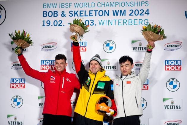 Matt Weston (Großbritannien), Christopher Grotheer (Deutschland), Zheng Yin (China) bei der Flower Ceremony, GER, IBSF BMW Skeleton Weltmeisterschaft Winterberg, Rennen Herren, 23.02.2024 GER, IBSF BMW Skeleton Weltmeisterschaft Winterberg, Rennen Herren, 23.02.2024 Winterberg *** Matt Weston Great Britain , Christopher Grotheer Germany , Zheng Yin China at the Flower Ceremony, GER, IBSF BMW Skeleton World Championship Winterberg, Race Men, 23 02 2024 GER, IBSF BMW Skeleton World Championship Winterberg, Race Men, 23 02 2024 Winterberg Copyright: xEibner-Pressefoto Memmlerx EP_MMR