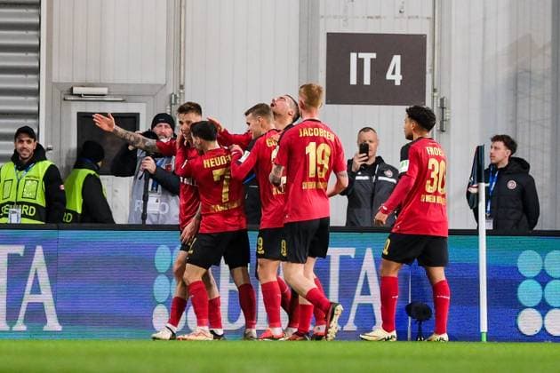 SV Wehen Wiesbaden celebrates the goal for 1 0, GER, SV Wehen Wiesbaden vs SC Paderborn 07, Football, 2 Bundesliga, Matchday 23, Season 2023 2024, 23 02 2024 DFL REGULATES PROHIBIT ANY USE OF PHOTOGRAPHS AS IMAGE SEQUENCES AND OR QUASI VIDEO GER, SV Wehen Wiesbaden vs SC Paderborn 07, Football, 2 Bundesliga, Matchday 23, Season 2023 2024, 23 02 2024 Wiesbaden Copyright: xEibner-Pressefoto FlorianxWieganx EP_FWD