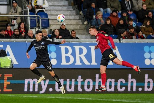 Raphael Obermair SC Paderborn 07, 23 , Lasse Guenther SV Wehen Wiesbaden, 29 , GER, SV Wehen Wiesbaden vs SC Paderborn 07, Soccer, 2 Bundesliga, Matchday 23, Season 2023 2024, 23 02 2024 DFL REGULATES PROHIBIT ANY USE OF PHOTOGRAPHS AS IMAGE SEQUENCES AND OR QUASI VIDEO GER, SV Wehen Wiesbaden vs SC Paderborn 07, Football, 2 Bundesliga, Matchday 23, Season 2023 2024, 23 02 2024 Wiesbaden Copyright: xEibner-Pressefoto FlorianxWieganx EP_FWD
