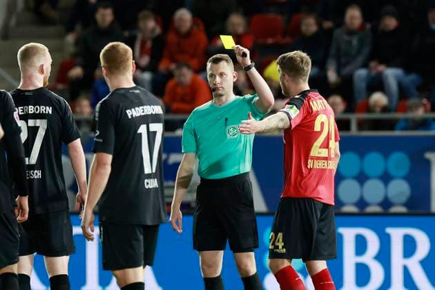 23 02 2024, xavx, Fußball 2 Bundesliga, SV Wehen Wiesbaden SC Paderborn 07 emspor, v l Referee Referee Florian Lechner shows the yellow card for, shows yellow card to Marcus Mathisen SV Wehen Wiesbaden DFL DFB REGULATIONS PROHIBIT ANY USE OF PHOTOGRAPHS as IMAGE SEQUENCES and or QUASI VIDEO Wiesbaden