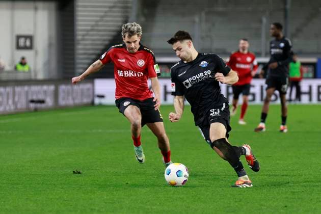 23 02 2024, xavx, Soccer 2 Bundesliga, SV Wehen Wiesbaden SC Paderborn 07 emspor, v l Thijmen Goppel SV Wehen Wiesbaden , Marcel Hoffmeier SC Paderborn 07 DFL DFB REGULATIONS PROHIBIT ANY USE OF PHOTOGRAPHS as IMAGE SEQUENCES and or QUASI VIDEO Wiesbaden
